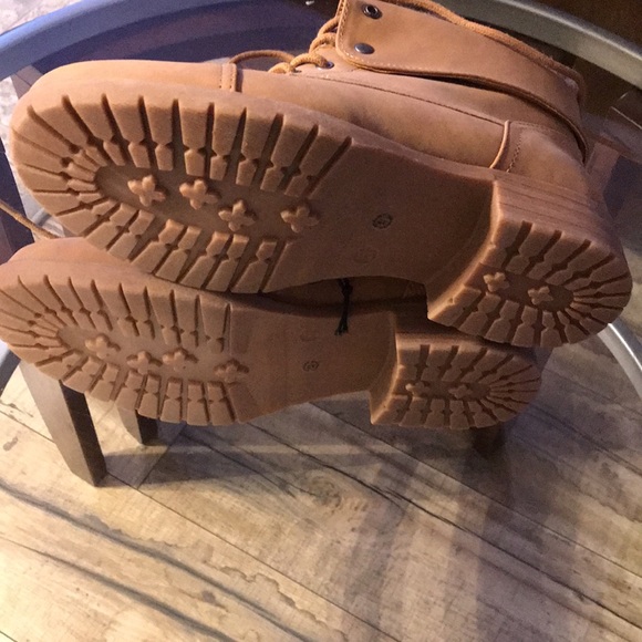 New with tags there about boots - Picture 4 of 4